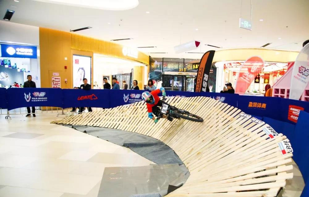 厭倦了野外飆車？這次我們駛向購物商場！