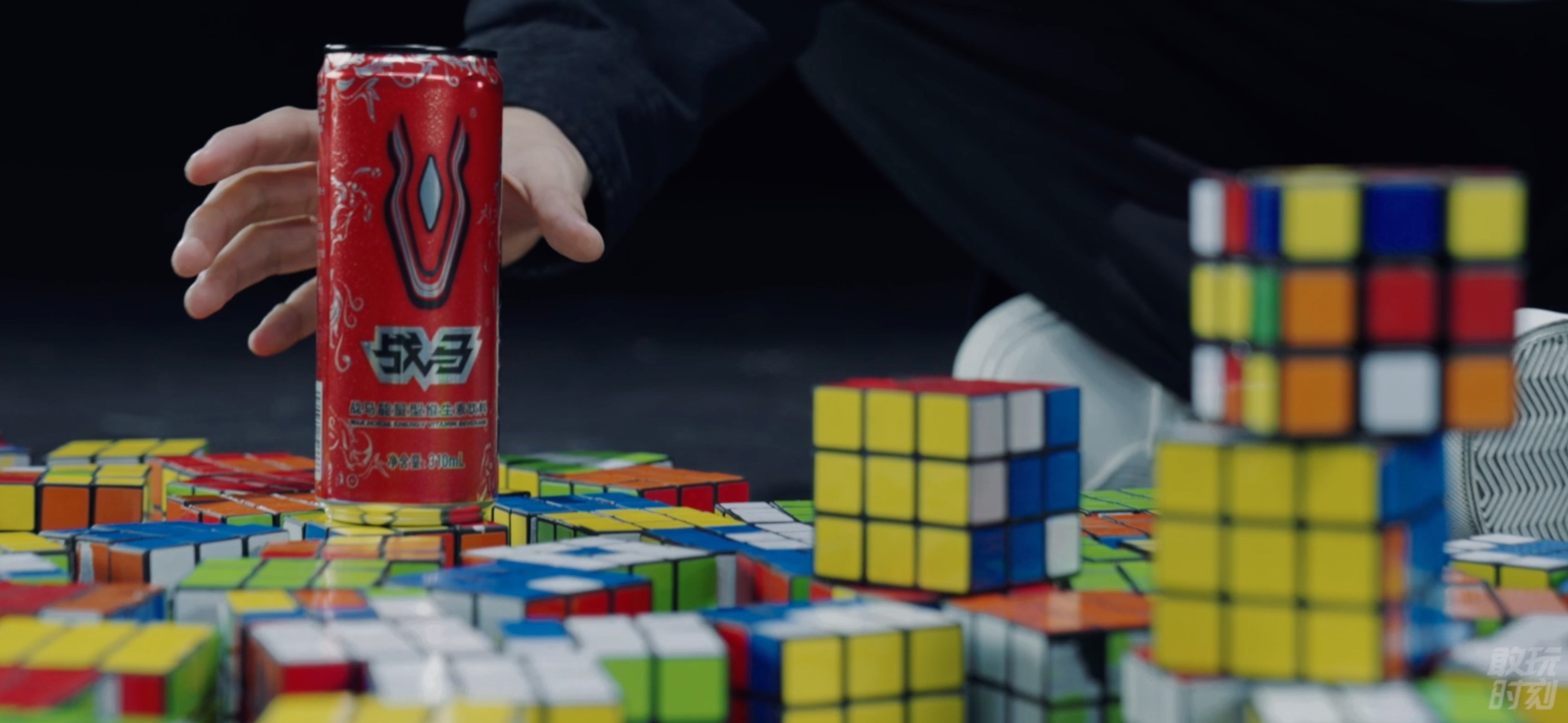 魔方扭轉(zhuǎn)凝聚戰(zhàn)馬形象，牛轉(zhuǎn)乾坤只在敢玩時(shí)刻