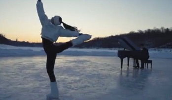 雪地花樣滑冰力與美的完美結(jié)合