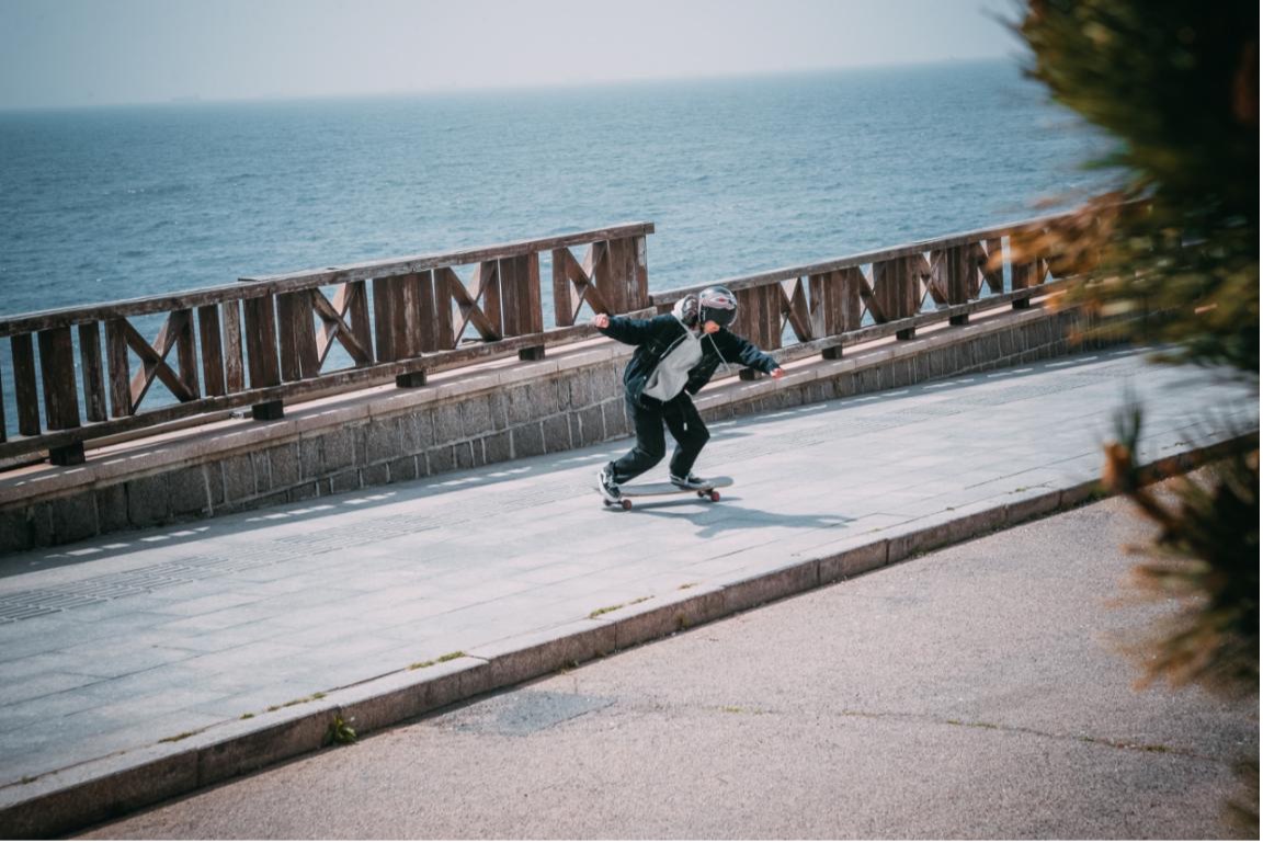 陌生城市地圖開啟街頭長板貼地飛行新玩法